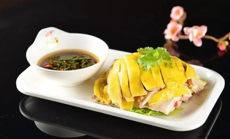 白切雞用公雞還是母雞?解析食材選擇與料理技巧