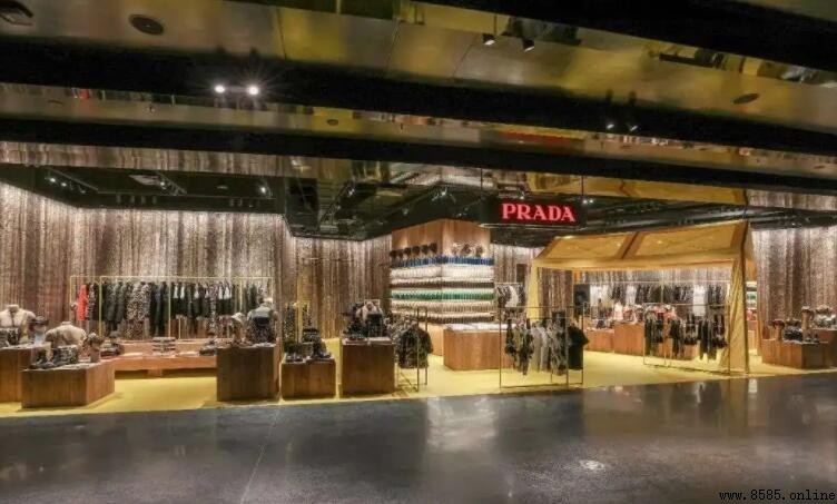 Prada 屬於什麼檔次？解析其高端奢侈品牌定位