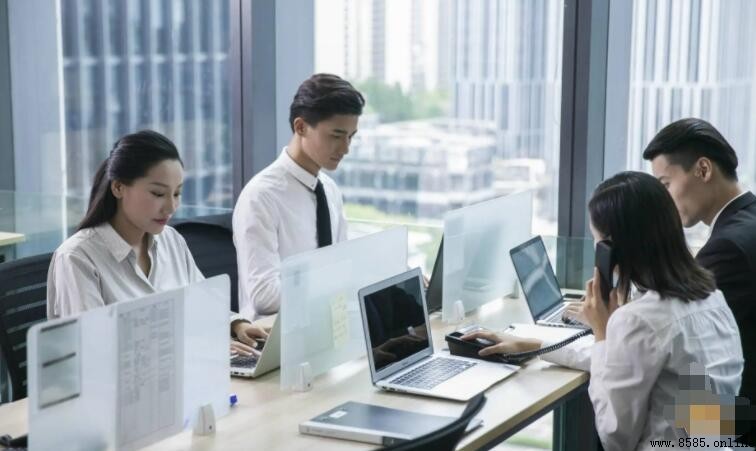 如何評價同事的優缺點：職場互動指南