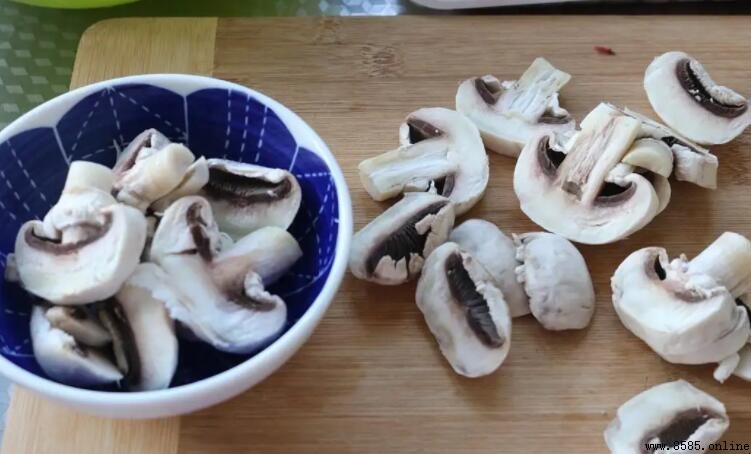 口蘑一圈黑色能吃嗎？正確處理與食用建議