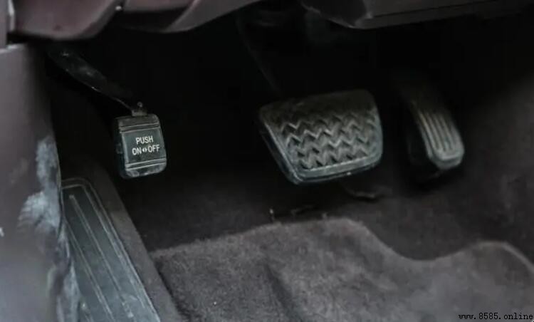 制動踏板是剎車嗎？解析制動踏板與剎車的關係