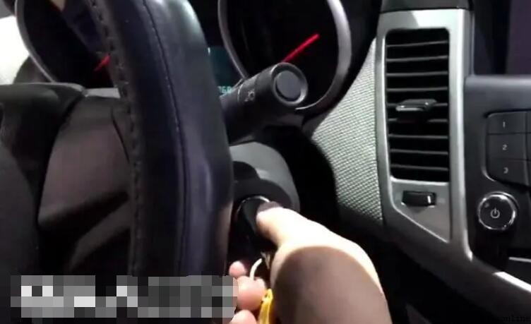車鑰匙拔不出來怎麼辦？解決方向盤鎖與P檔問題