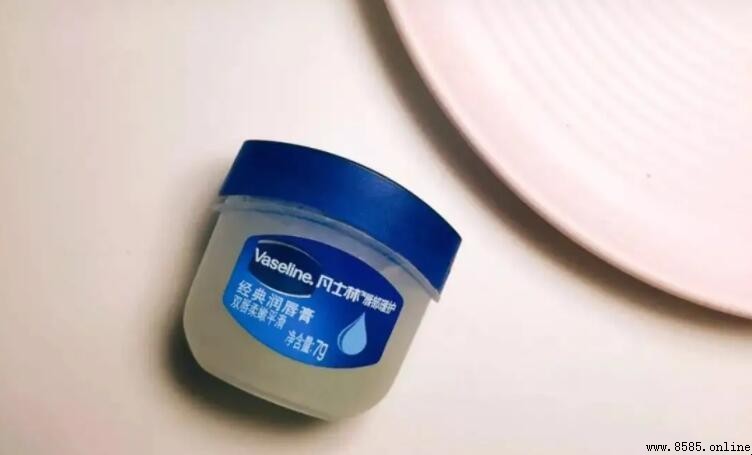 凡士林可以用來塗嘴唇嗎?使用注意事項解析