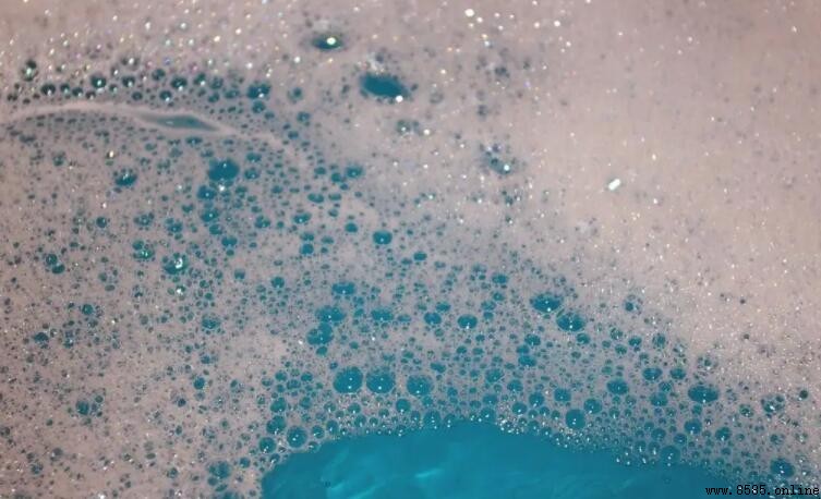 為什麼泡沫能浮在水面上？科學原理解析