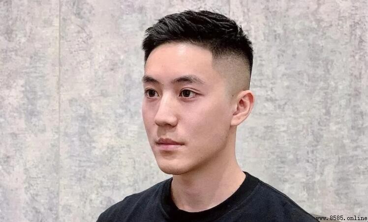 男生自然卷適合什麼發型