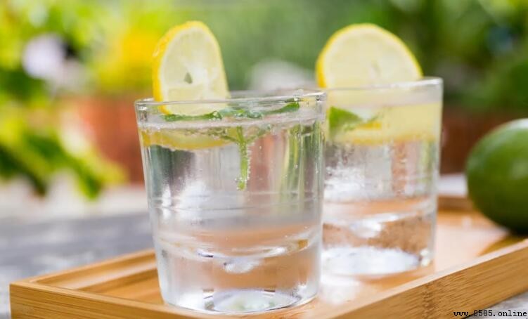 苏打水是碳酸饮料吗？