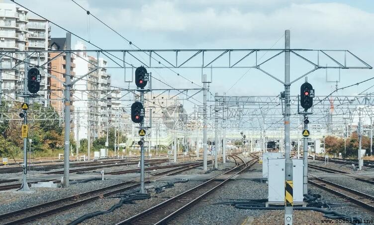 火車軌道上有電線的原因解析