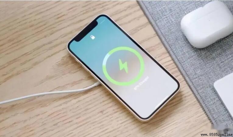 蘋果手機充到100會自動斷電嗎?解析iOS系統的充電保護機制