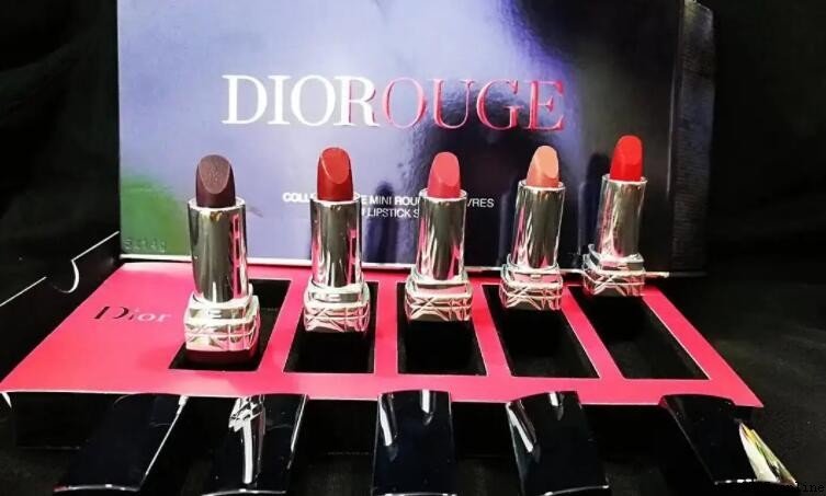 Dior 烈焰蓝金口紅評測｜999 色號實際效果與使用體驗