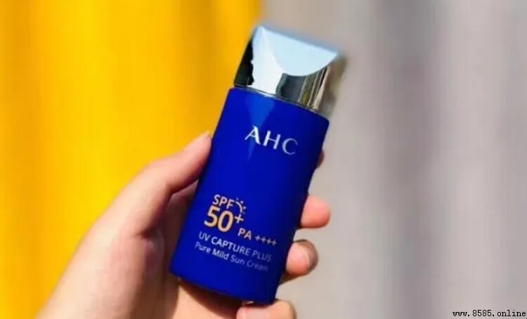 AHC 防曬霜小藍瓶評測：夏季油皮救星，保濕清爽無白痕