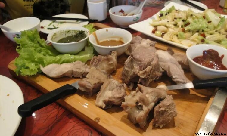 手扒肉是哪個民族特色菜?草原傳統美食全解析