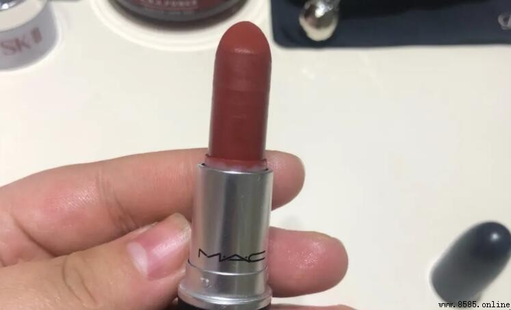 Mac牛血色口紅色號是什麼？完整解析與塗法建議