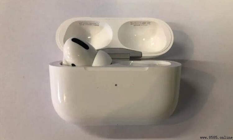 充電倉充電時耳機可以放進去嗎?