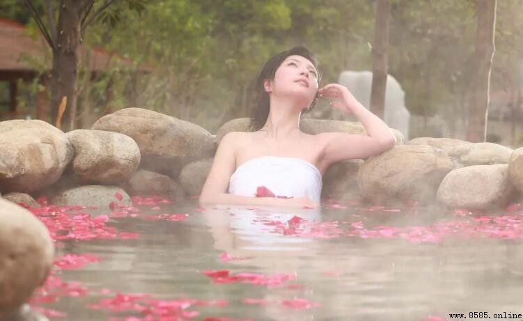泡溫泉可以化妝嗎?解析泡湯與化妝的正確方式