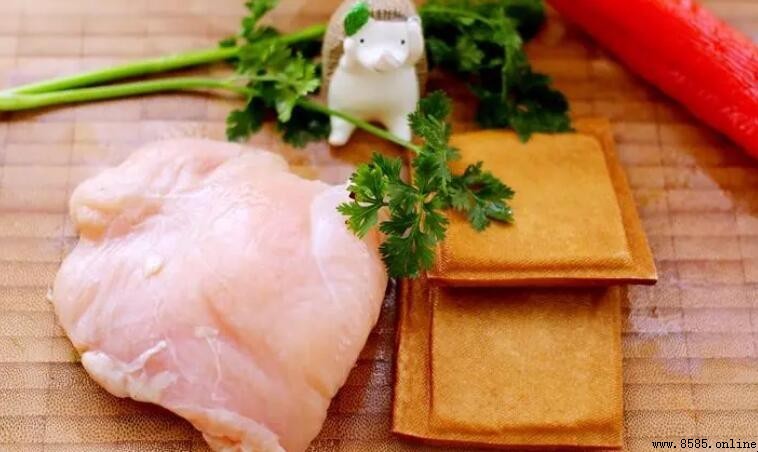 雞脯肉熱量解析:每100克含多少大卡?