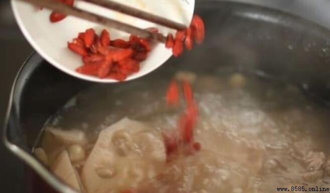 莲藕花生排骨汤的做法步骤