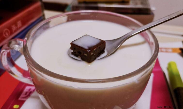 紅糖與牛奶能同時食用嗎？解析搭配影響