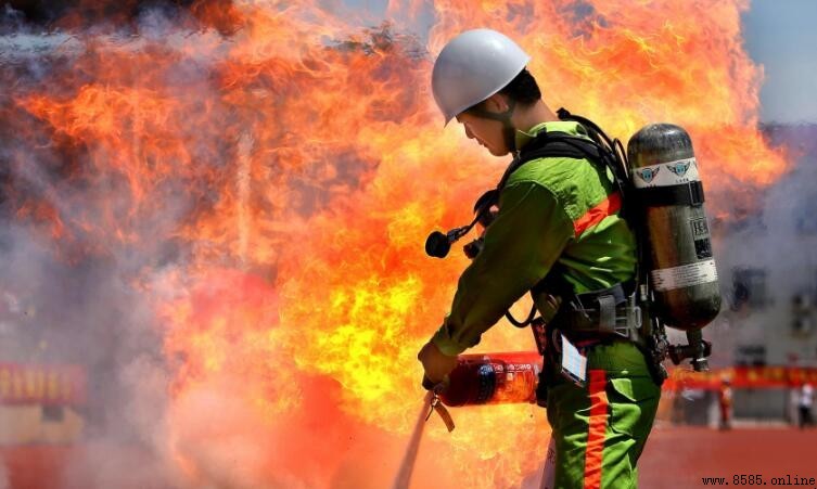 滅火應該站在上風還是下風？正確滅火位置與步驟解析