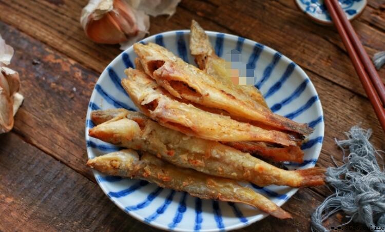 炸小魚的關鍵技巧：酥脆入味的家常做法