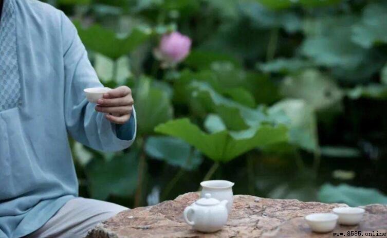 獨處時的寧靜：一人一茶一句語