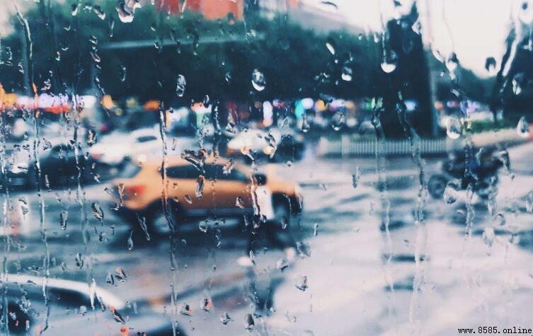 夏天為何降雨前會感到悶熱？