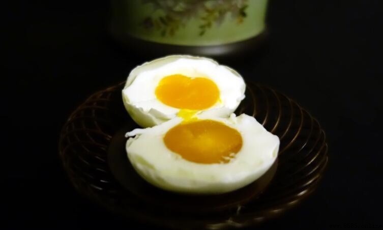 為什麼鹹鴨蛋黃會有一層黑色?原因解析