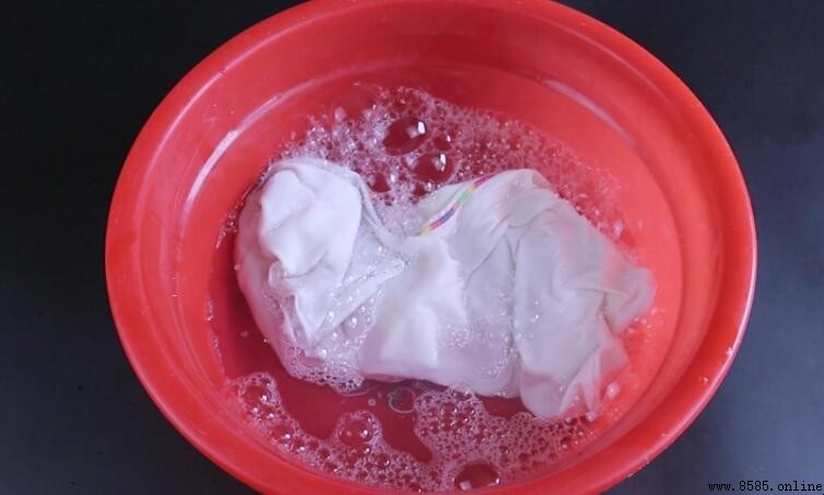 白衣服被84泡黃了怎麼辦？4個實用小妙招恢復亮白