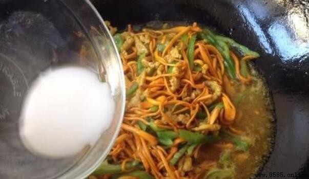 虫草花炒肉的步骤