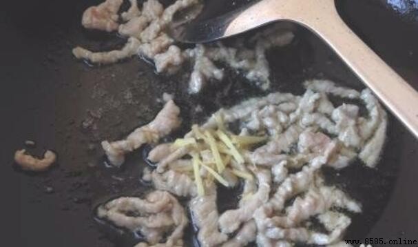 虫草花炒肉的步骤