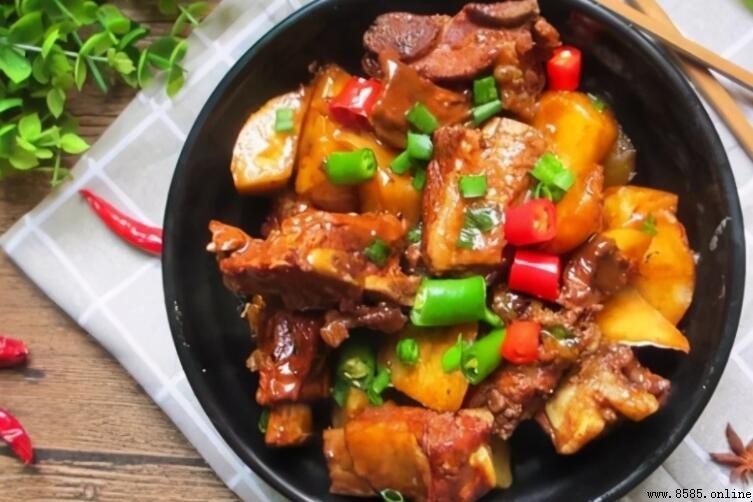 土豆燉排骨需燉多久？