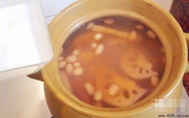 花生莲藕排骨汤的家常煲法