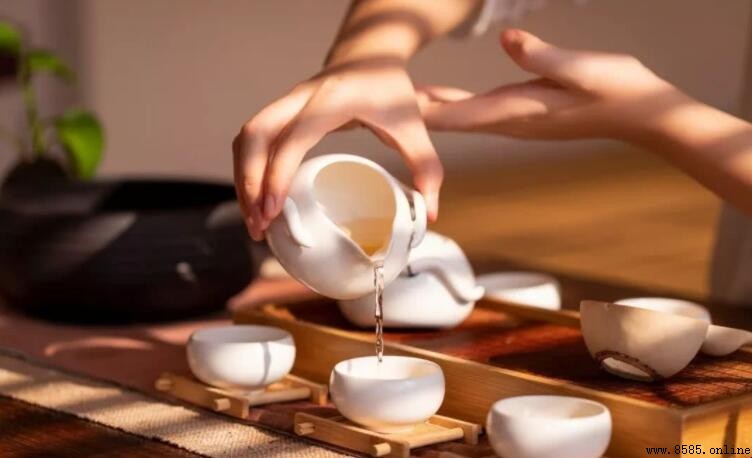 為何倒茶不能滿？待禮儀與品茶之道