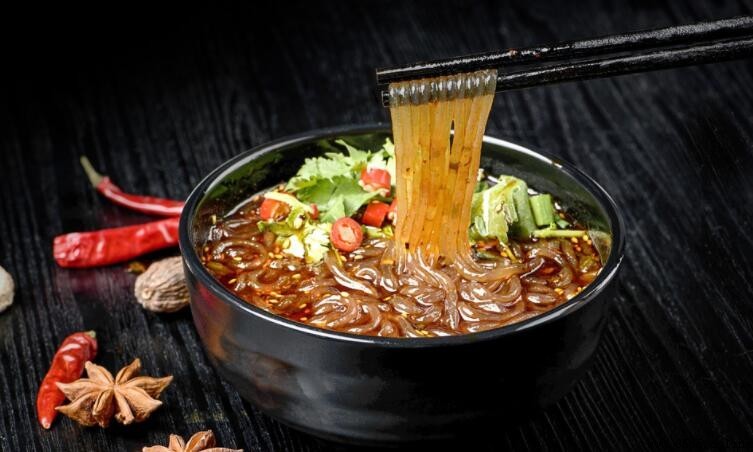 酸辣粉熱量高嗎?一文解析其營養成分與食用注意事項