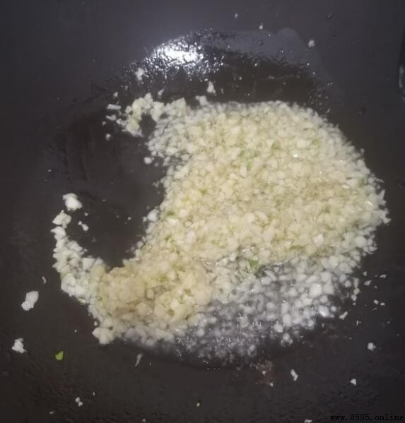 炒蒜蓉龍蝦尾的五步驟指南