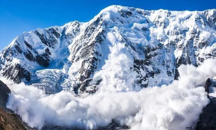 雪崩的形成過程:從形成到堆積的完整解析