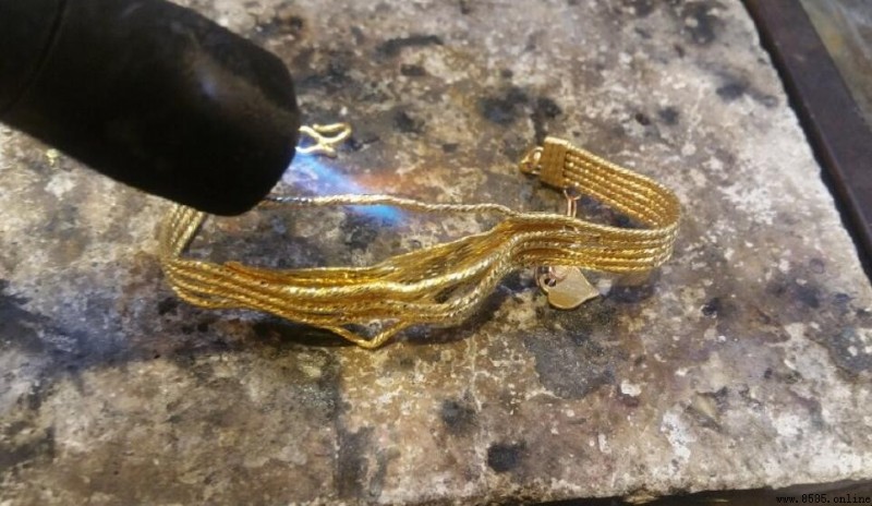 黃金用打火機燒會變黑嗎?解析黃金的化學穩定性和鑒別方法