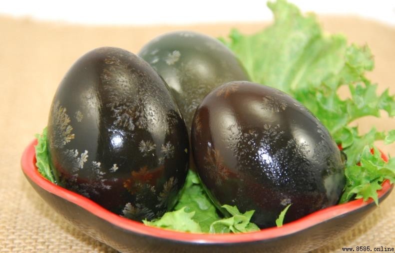 松花蛋是雞蛋還是鴨蛋?揭秘皮蛋的原料來源