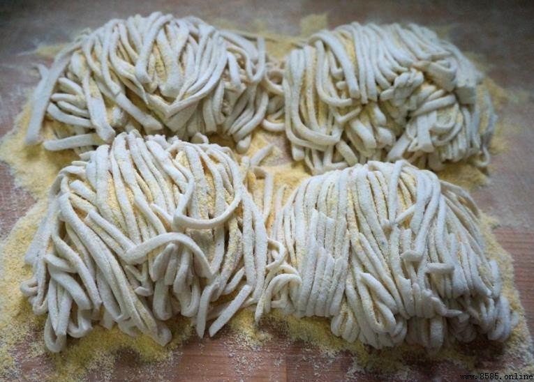 手擀面用冷水還是熱水?解析和面技巧與口感差異