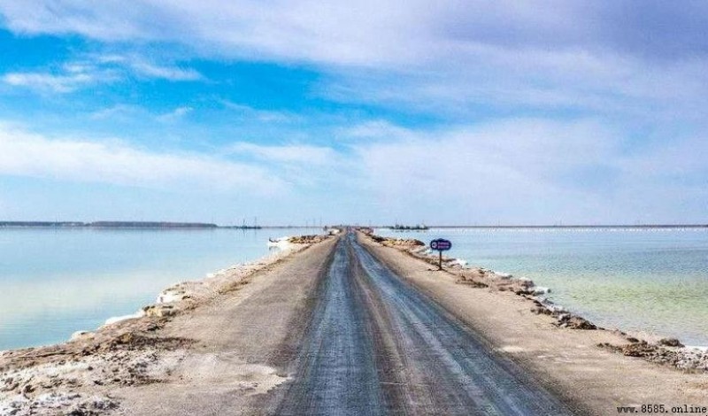 茶卡鹽湖海拔多少米?