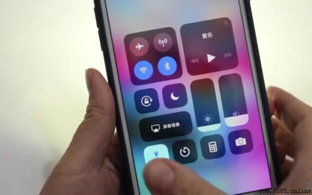 iPhone 手電筒在哪裡？快速找到並啟用控制中心的步驟