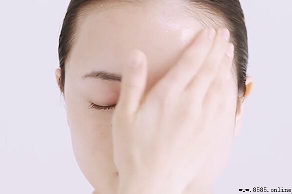 雅詩蘭黛原生液使用指南:正確步驟與肌膚效益