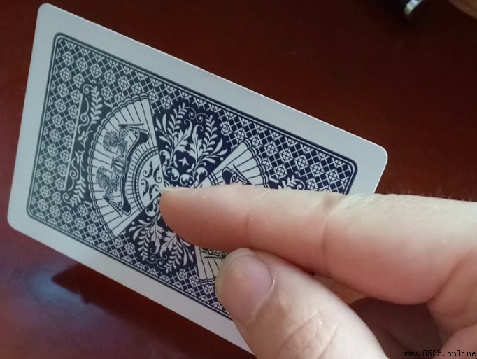 撲克牌怎麼飛:正確手法與技巧解析