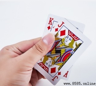 撲克牌怎麼飛:正確手法與技巧解析