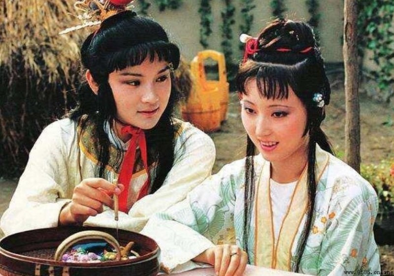 《紅樓夢》第60回梗概：茉莉粉與玫瑰露引出的事端