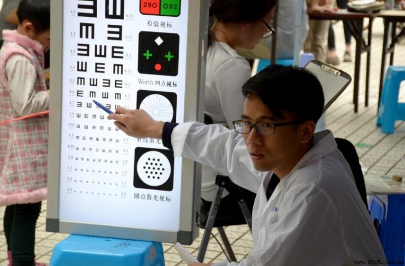 眼鏡店測視力收費標準與流程詳解
