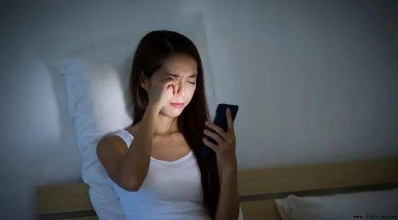 長時間看手機對眼睛的6大危害