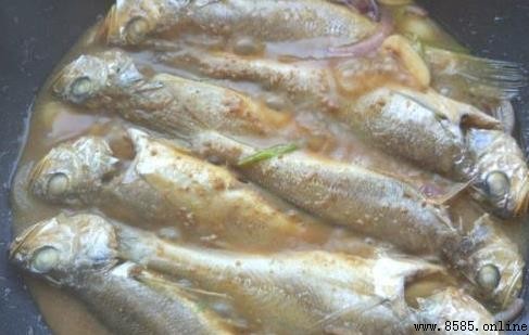 焖小黃魚的做法