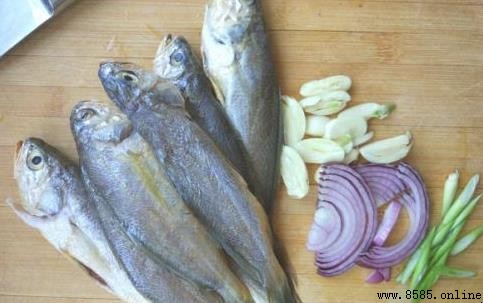 焖小黃魚的做法