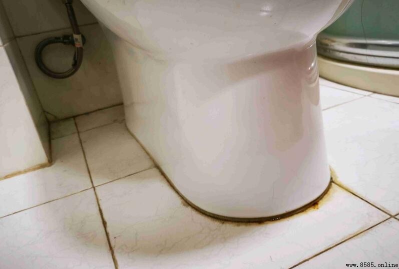 馬桶底部漏水怎麼修？原因與解決方法全解析