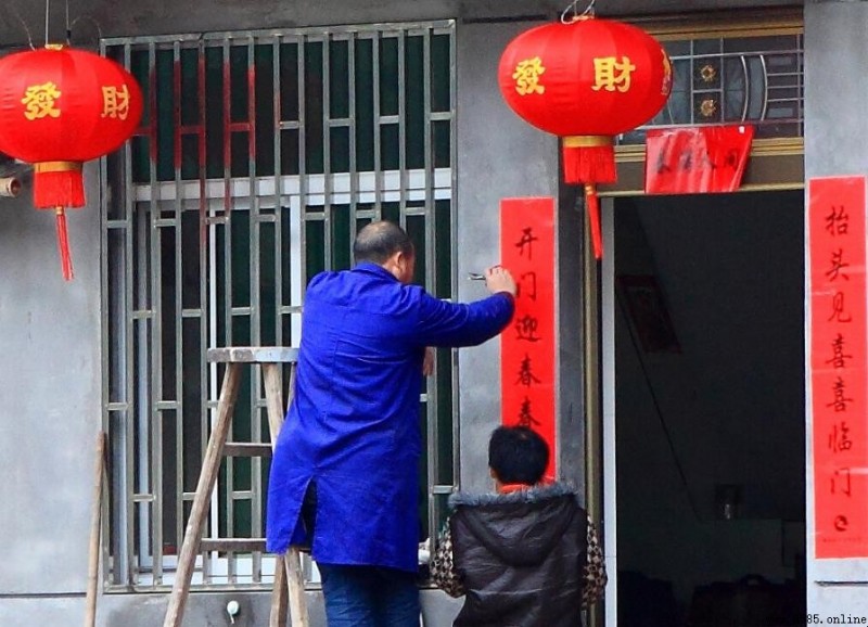 過春節為什麼要貼春聯?探討春節貼對聯的由來與寓意